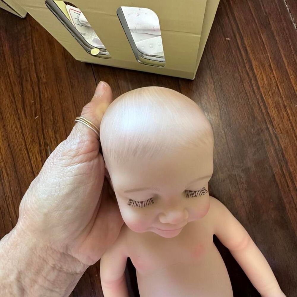 Newborn Silicone babydoll - Picture 2 of 4